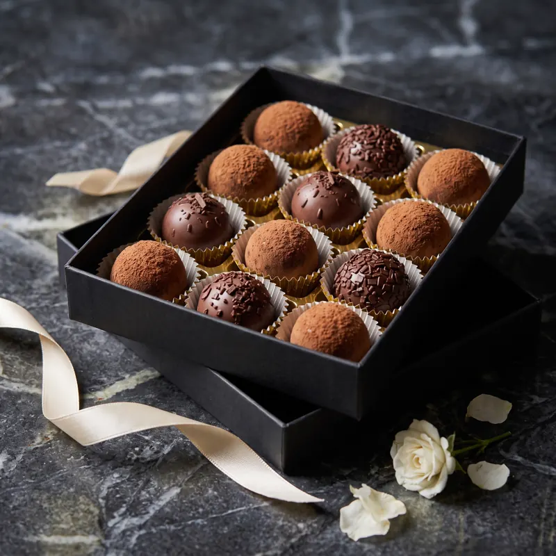 Caixa presente preta com 12 trufas e fita de cetim